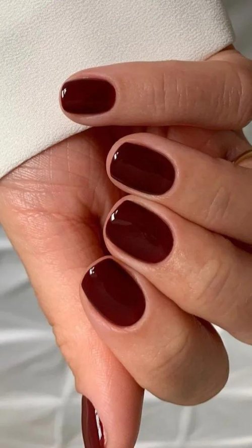 Бордовые ногти короткие