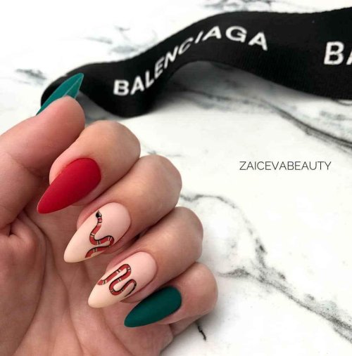 Маникюр со змеей