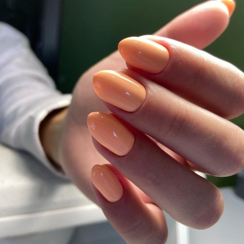 Маникюр однотонный персиковый