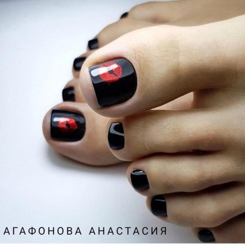 Педикюр с черным дизайном