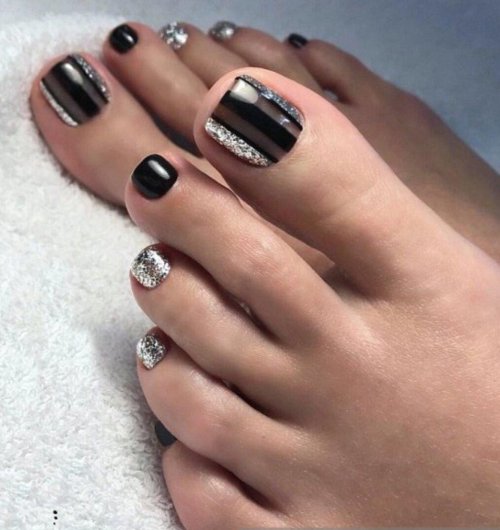Черный педикюр с дизайном