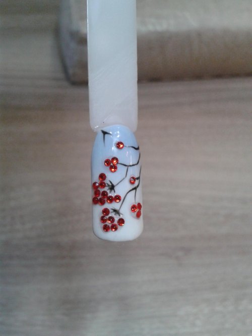 Рябина на ногтях