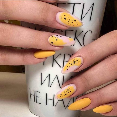 Желтый маникюр в крапинку