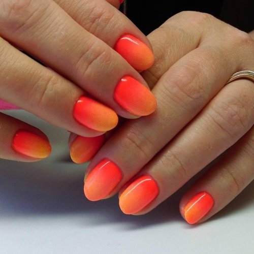 Маникюр омбре коралловый