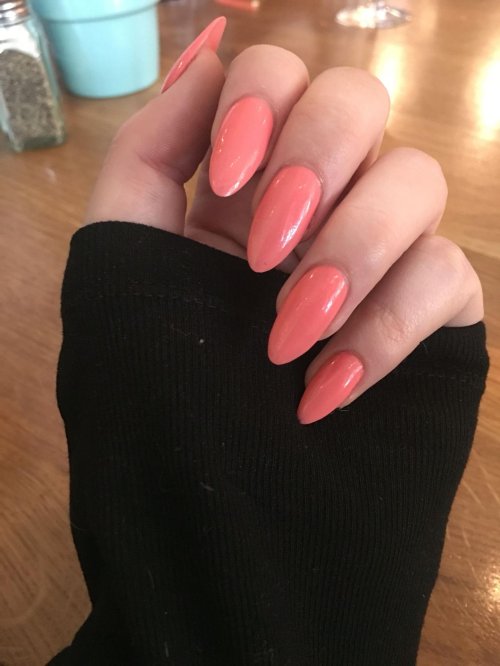 Коралловый маникюр на миндалевидных ногтях