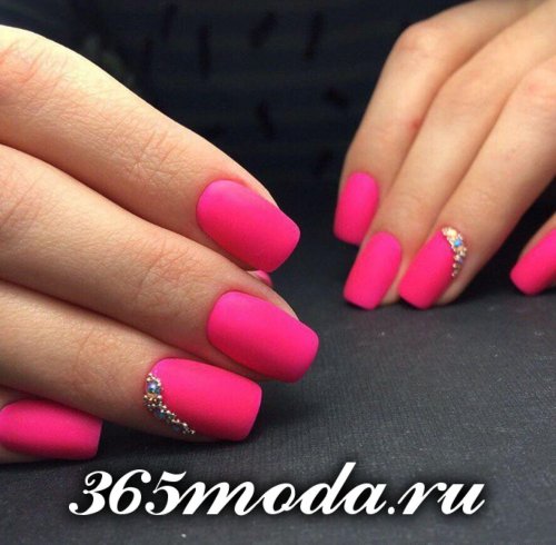 Неоновые розовые ногти матовые