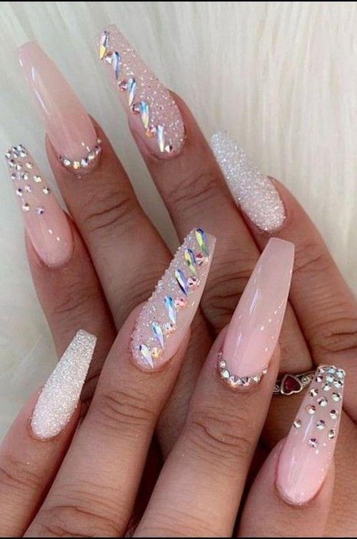 Длинные ногти со стразами