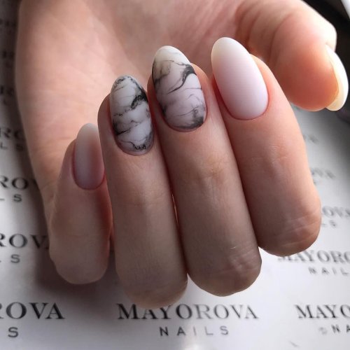 Маникюр на короткие ногти мрамор