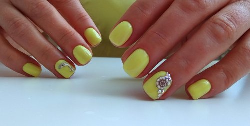 Лимонный маникюр на короткие ногти