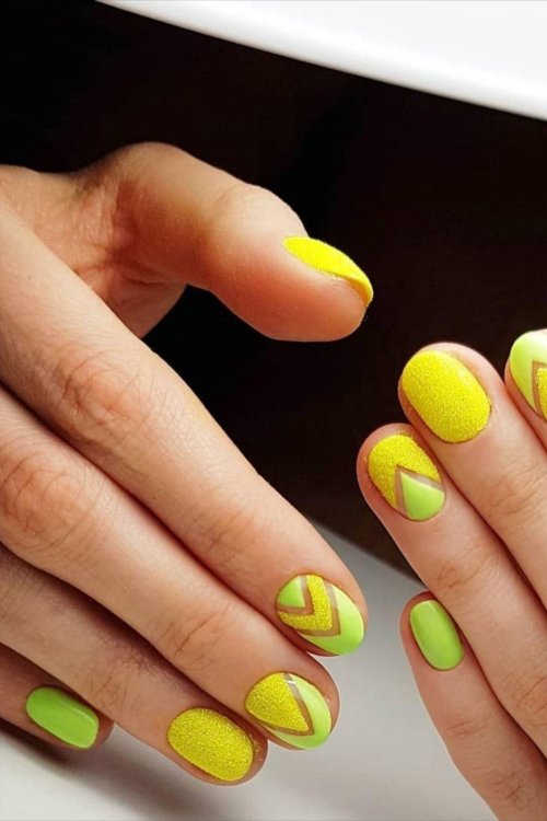 Желтый маникюр на короткие ногти