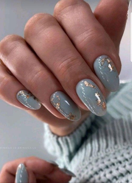 Серый маникюр с фольгой