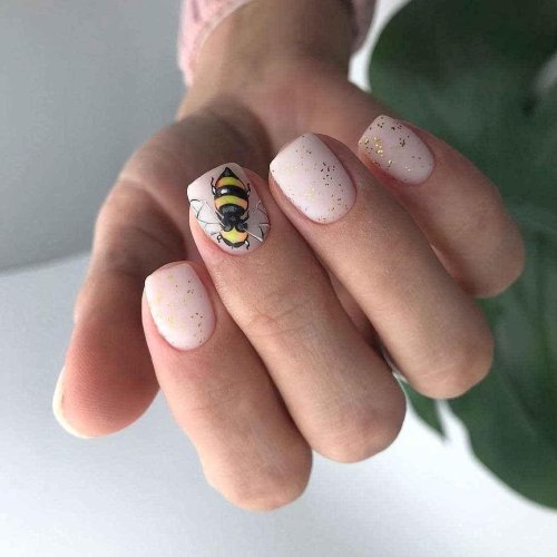 Пчела на ногтях