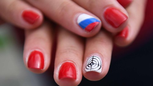 Маникюр с российским флагом