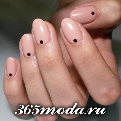 Маникюр нюд с черными точками