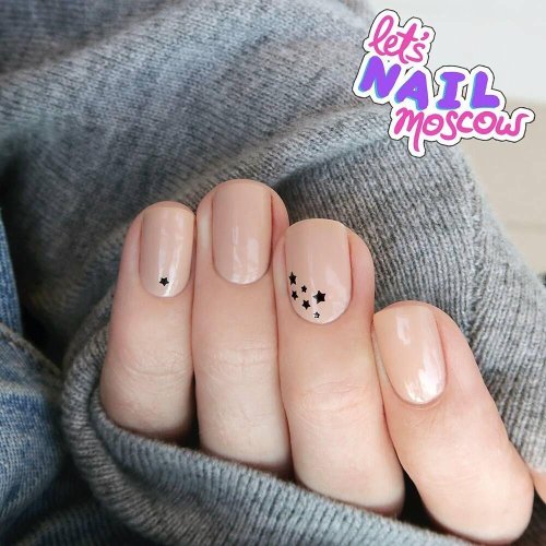 Короткие нюдовые ногти с точками