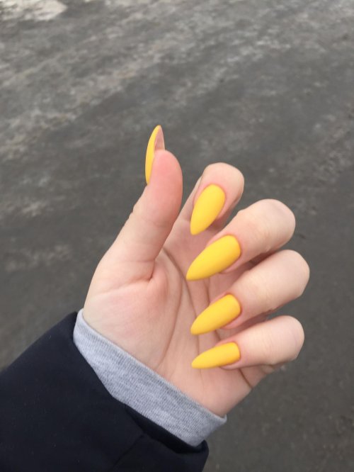 Желтые длинные ногти