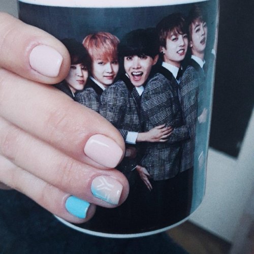 Маникюр с bts и bt
