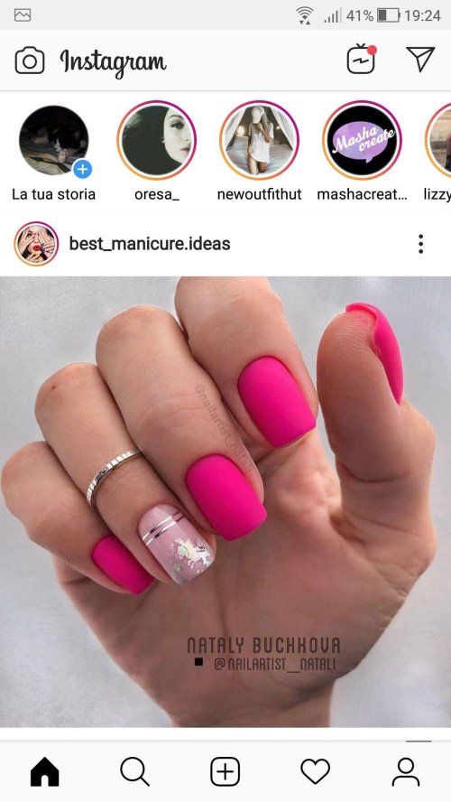 Розовый маникюр яркий