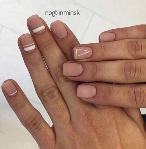 Маникюр нюд матовый геометрия