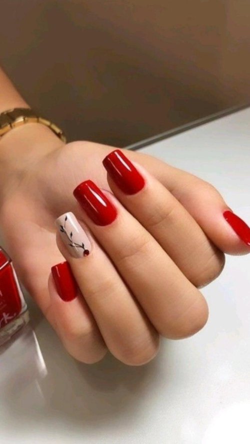 Красный маникюр на короткие квадратные ногти