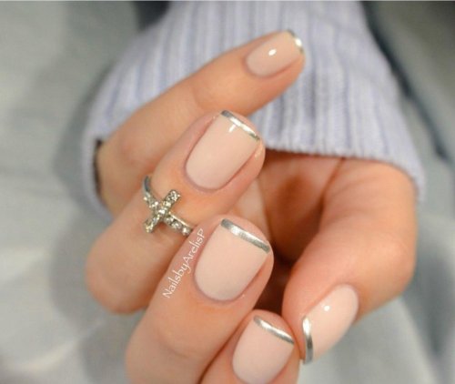 Серебристый френч на короткие ногти
