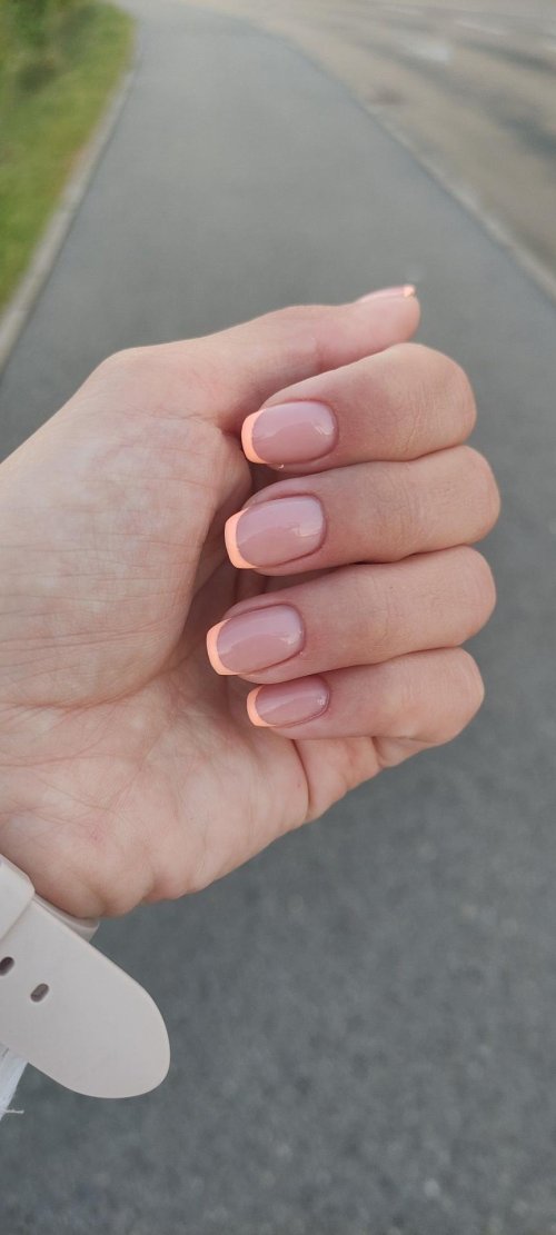 Нюдовый маникюр на короткие ногти мягкий квадрат