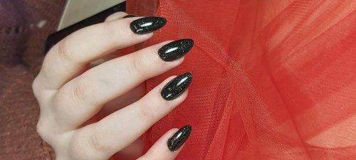 Черный маникюр на овальные ногти