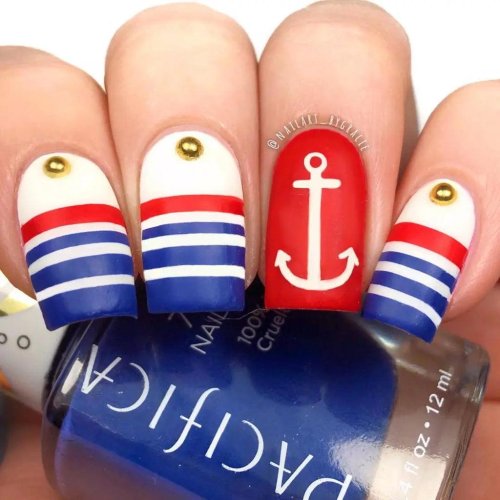 Маникюр в морском стиле