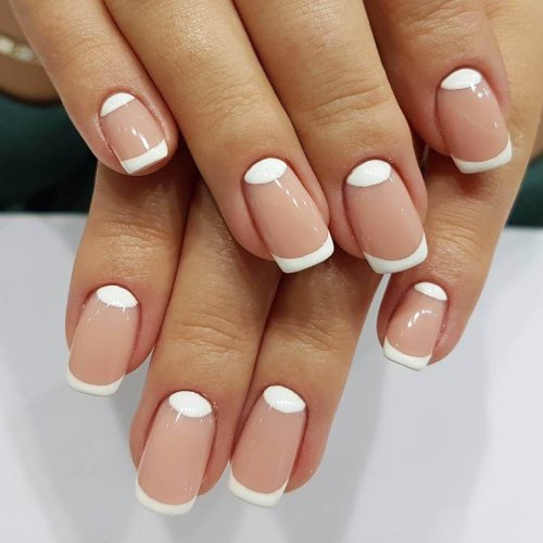Классический френч на короткие ногти