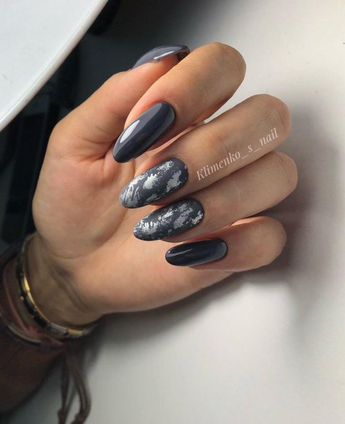 Серый маникюр с фольгой