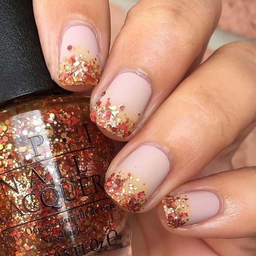 Маникюр на короткие ногти осенний