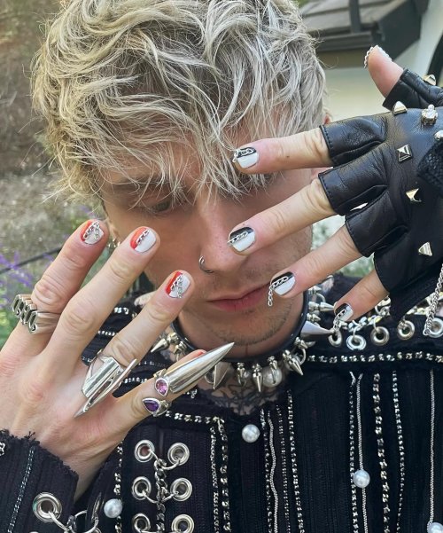 Machine gun kelly ногти