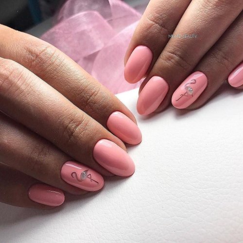 Розовый маникюр на короткие овальные