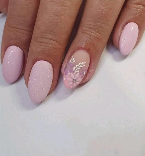 Розовые ногти короткие