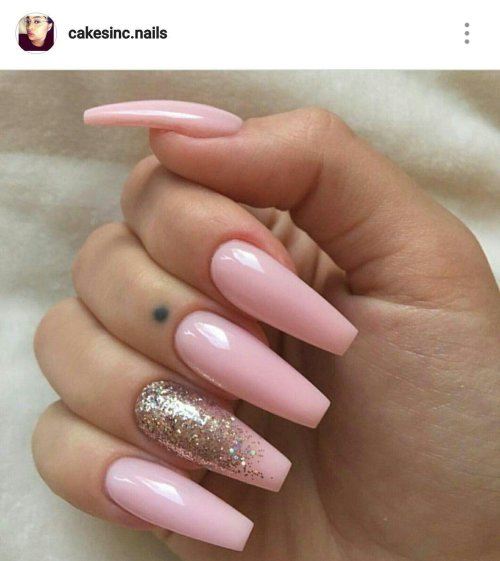 Розовый маникюр