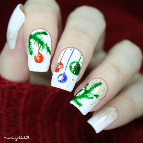 Еловая ветка на ногтях