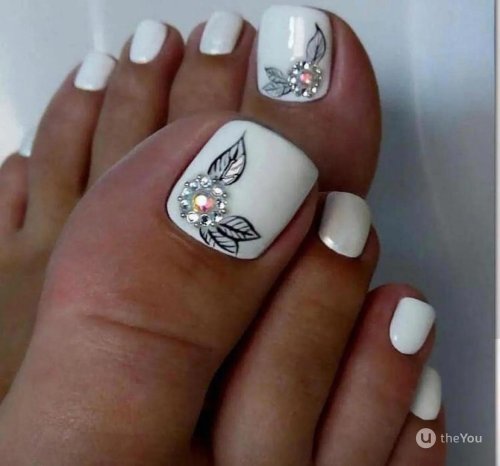 Белый педикюр с дизайном
