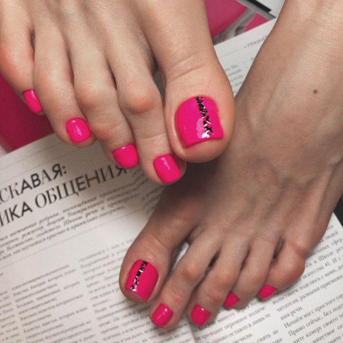 Педикюр в ярких тонах