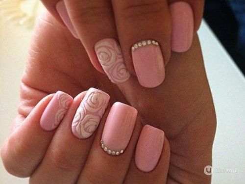 Нежный розовый маникюр на короткие