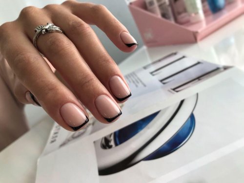 Французский маникюр на короткие ногти квадратной черный