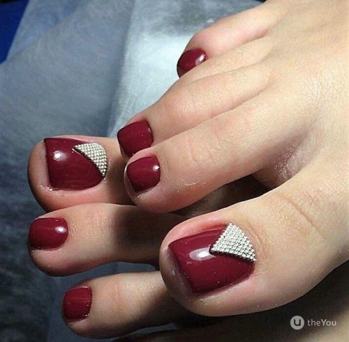 Красный педикюр с дизайном