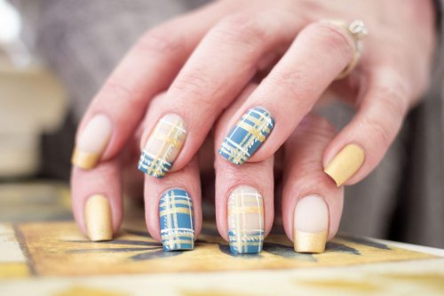 Маникюр в клетку