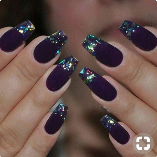 Фиолетовый маникюр с блестками и стразами