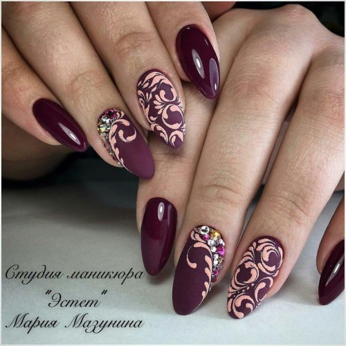 Бордовый маникюр с дизайном миндаль