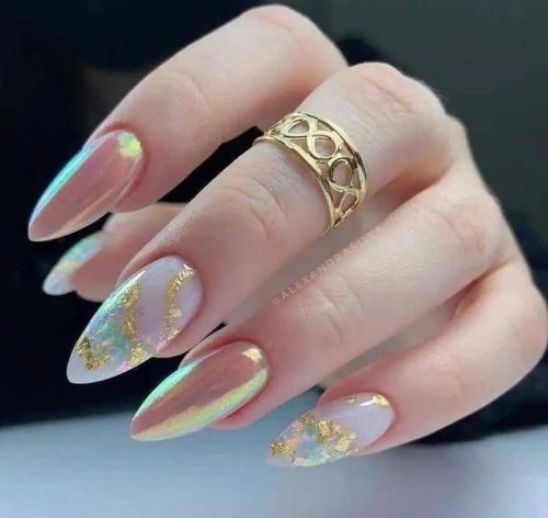 Миндальные ногти с фольгой