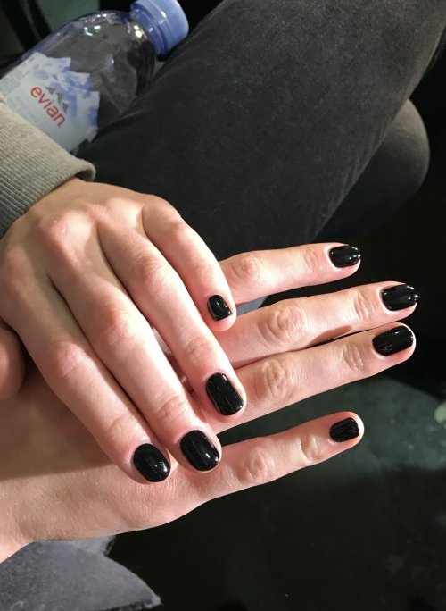 Короткие ногти черные