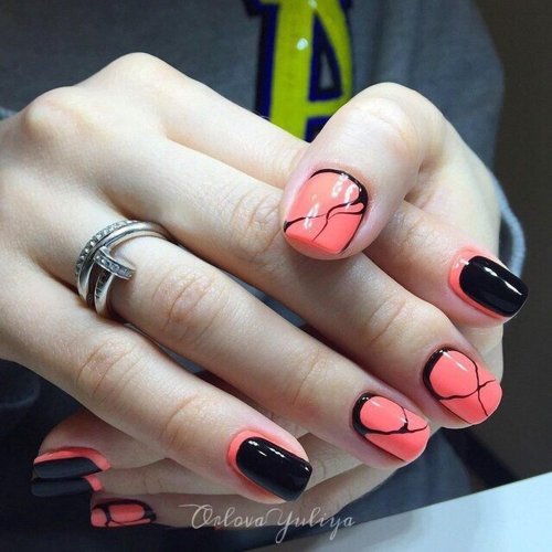 Коралловый маникюр на короткие ногти