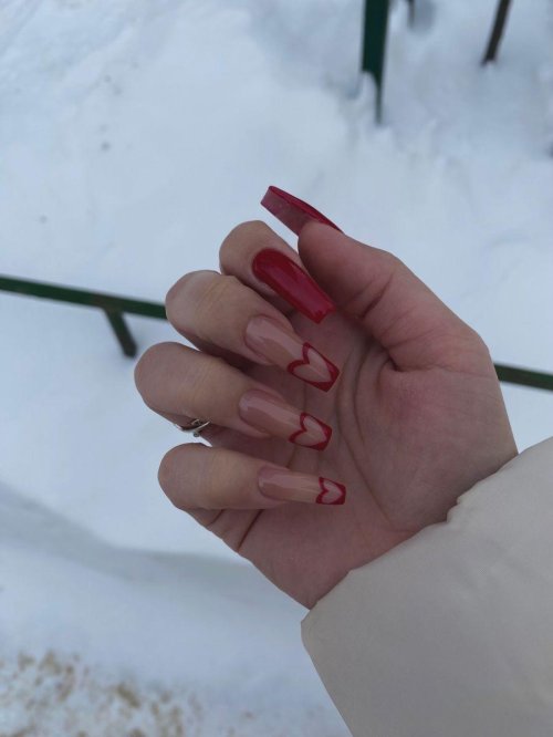 Красные ногти длинные