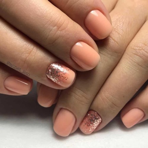 Персиковый маникюр на короткие