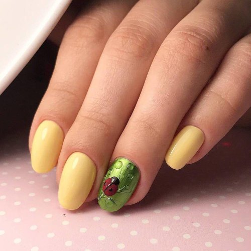 Желтый маникюр с божьей коровкой